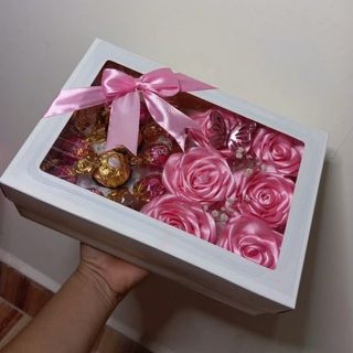 Caja de regalo con rosas y collar