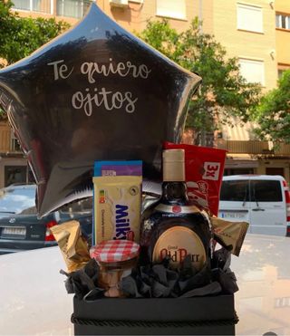 Caja de regalo con rosas y collar