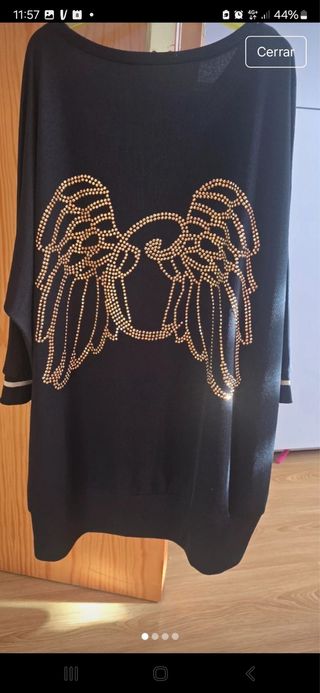 Camiseta negra con alas doradas camaleonica