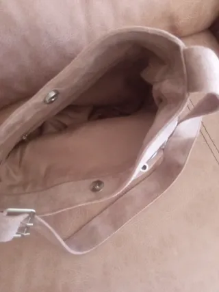 Bolso de ante con tachuelas