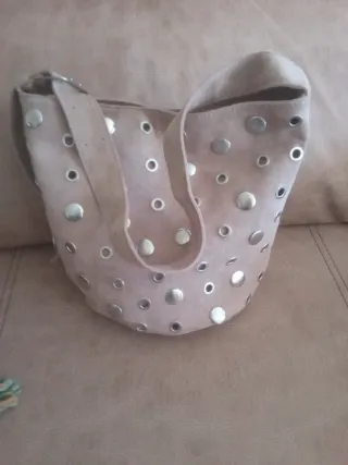 Bolso de ante con tachuelas