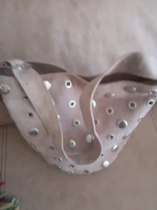 Bolso de ante con tachuelas