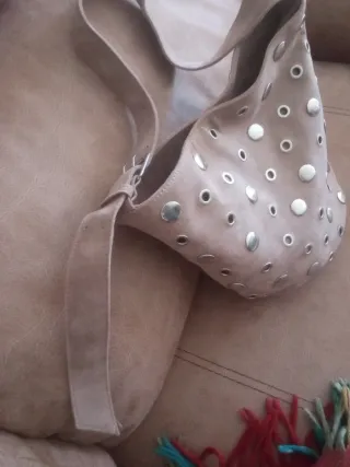 Bolso de ante con tachuelas