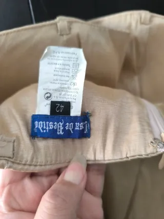 Vestido de fiesta beige con flor