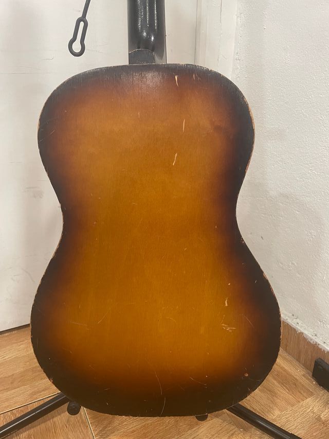 Guitarra Parlor Egmond. La Primera de G. Harrison