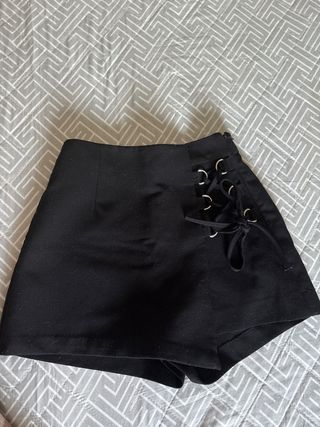 Falda pantalón negra con cordones