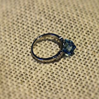 Anillo con cubo de cristal SW azul