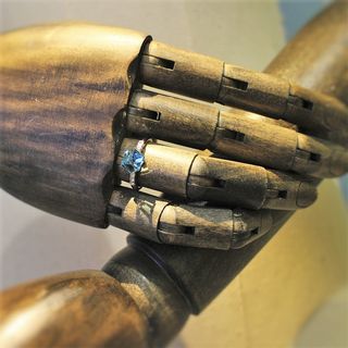 Anillo con cubo de cristal SW azul