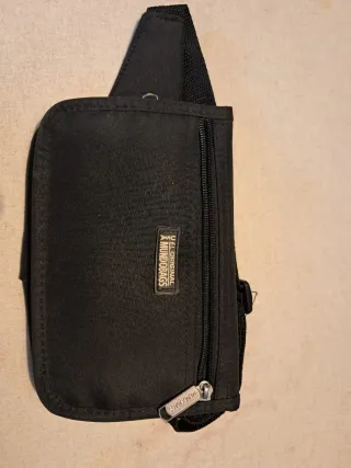 Riñonera fina negra Mundobags