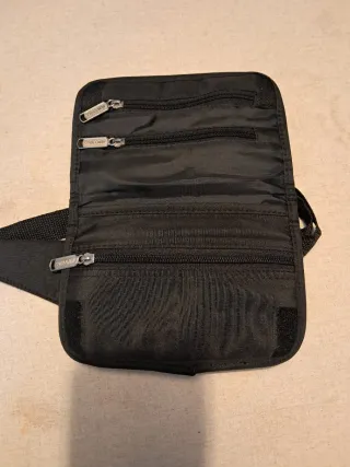 Riñonera fina negra Mundobags