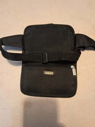 Riñonera fina negra Mundobags