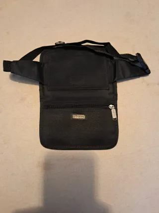 Riñonera fina negra Mundobags