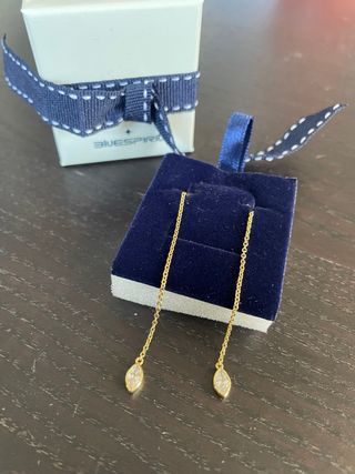 Orecchini a pendente in argento dorato con zircone