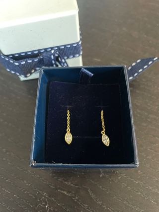 Orecchini a pendente in argento dorato con zircone