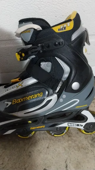 Patines en línea negros y plateados. Boomerang