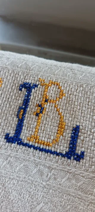 Lotto 4 asciugamani vintage ricamati a mano