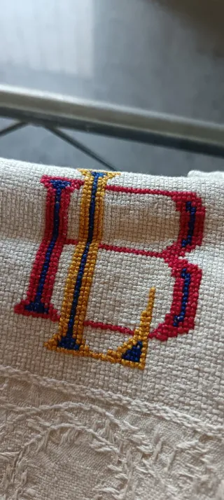 Lotto 4 asciugamani vintage ricamati a mano