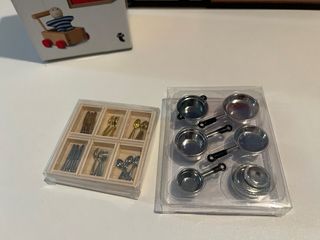 Casa de muñecas de madera con muebles y figuras