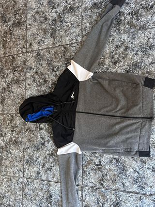 Chaqueta deportiva con capucha gris y negra