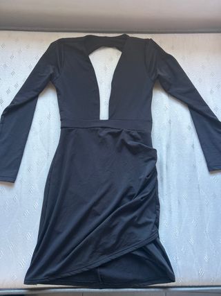 Vestido negro escotado y con abertura