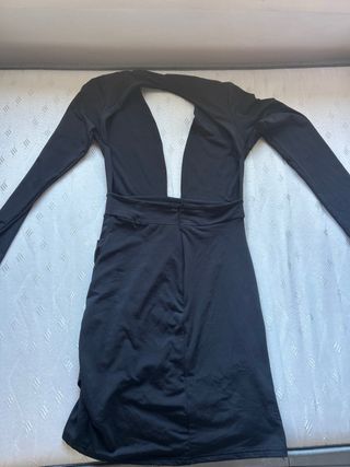 Vestido negro escotado y con abertura