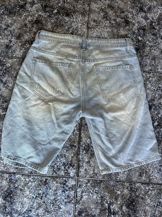 Pantalones cortos vaqueros desgastados