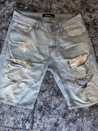 Pantalones cortos vaqueros desgastados