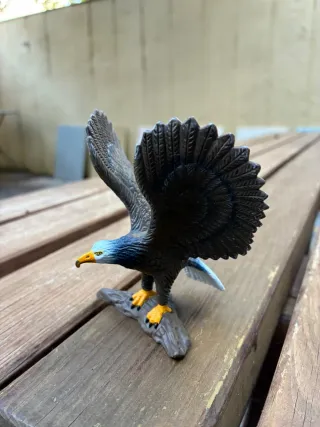 Figura de plástico de águila