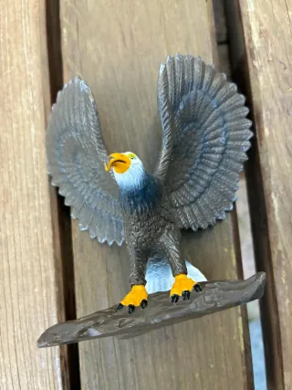 Figura de plástico de águila