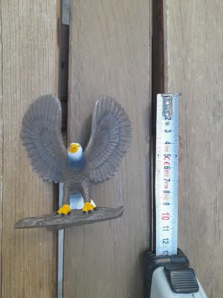 Figura de plástico de águila