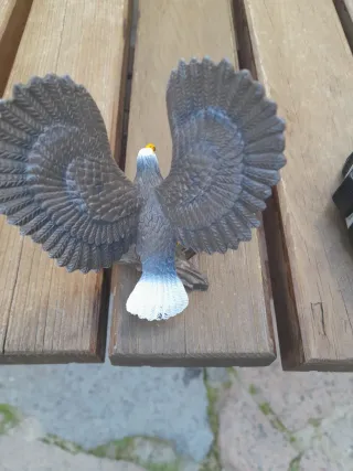 Figura de plástico de águila
