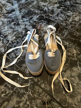Alpargatas azules atadas talla 37