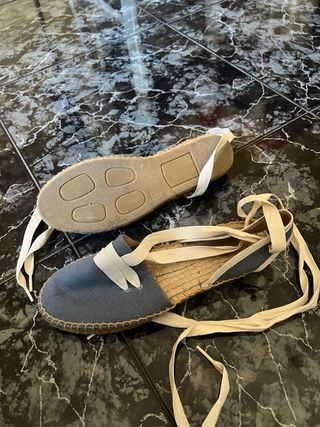 Alpargatas azules atadas talla 37