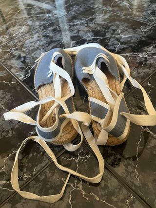 Alpargatas azules atadas talla 37