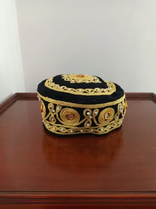 Gorra Turca de paño negro adornada.