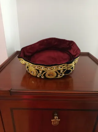 Gorra Turca de paño negro adornada.