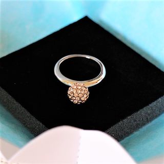 Anillo plateado con bolita cubierta de cristales