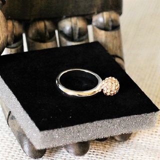 Anillo plateado con bolita cubierta de cristales