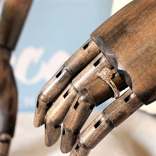 Anillo plateado con bolita cubierta de cristales