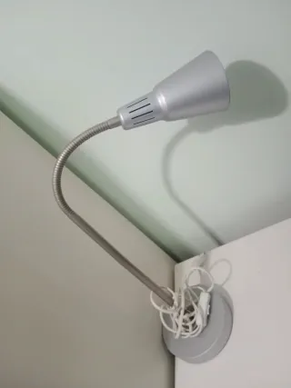 Lámpara de escritorio flexible gris