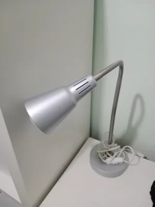 Lámpara de escritorio flexible gris