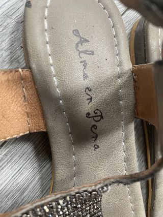 Sandalias Alma en Pena Beige y Doradas