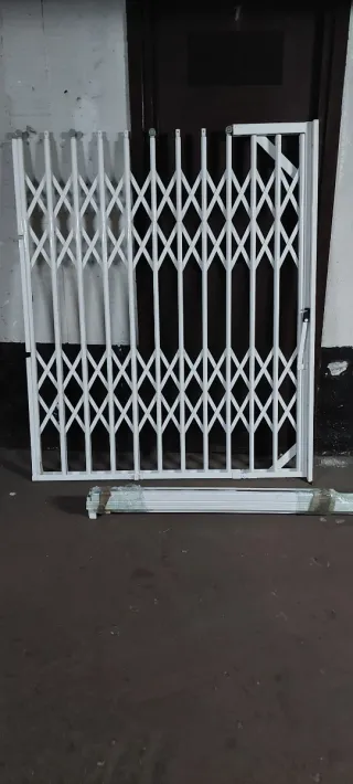 Verja de seguridad extensible blanca