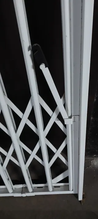 Verja de seguridad extensible blanca