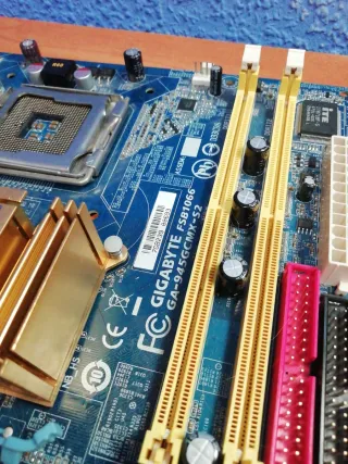 Placa Base Gigabyte GA-945GCMX-S2