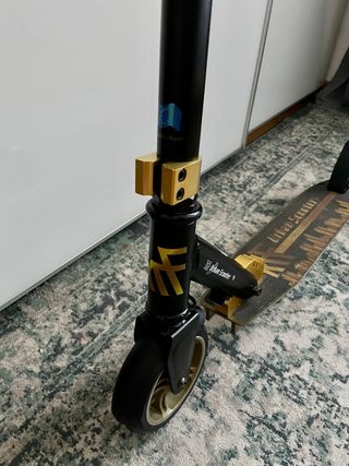 Urban Scooter Negro y Dorado