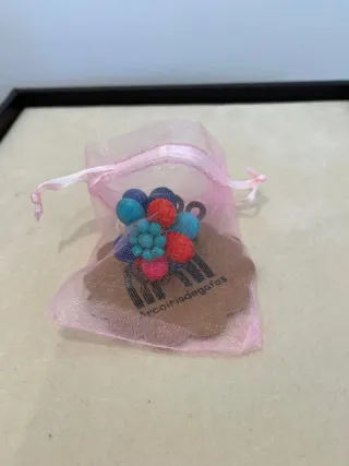 Anillo ajustable flor piedras preciosas