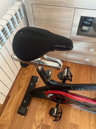 Bicicleta de Spinning Negra y Roja
