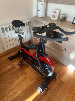 Bicicleta de Spinning Negra y Roja