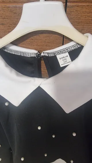 Sudadera negra con camisa y perlas